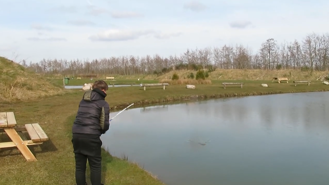 Jesse vangt een steur van 1.37 mtr bij de forelpoel in Kollumerzwaag