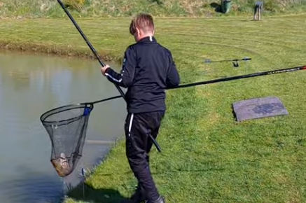 Jesse vangt een hele mooie spiegelkarper met vaste hengel.